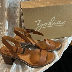 NWT ZODIAC STRAP SANDALS 10M